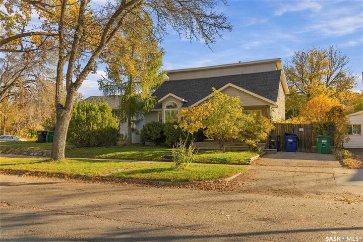 Property Photo: 826 I Avenue N SK S7L 2H3