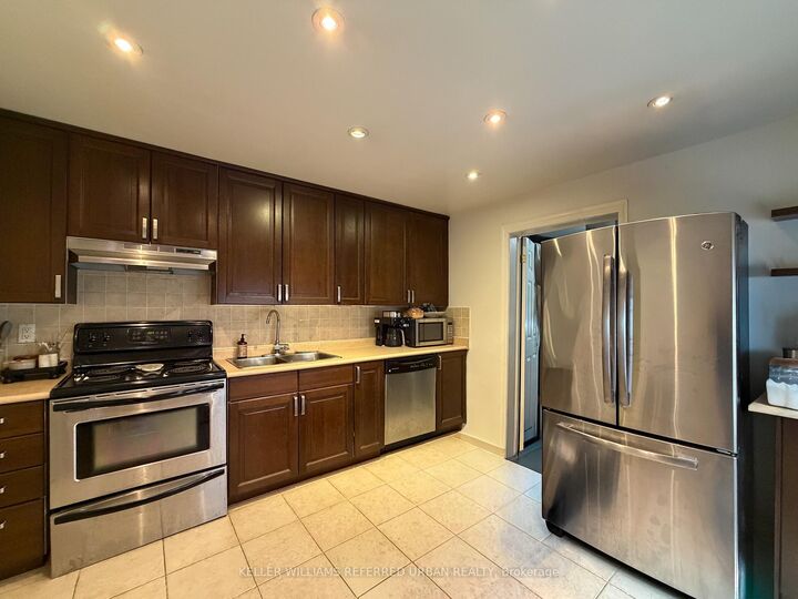 Property Photo:  429 Ossington Avenue Main  ON M6J 3A6 