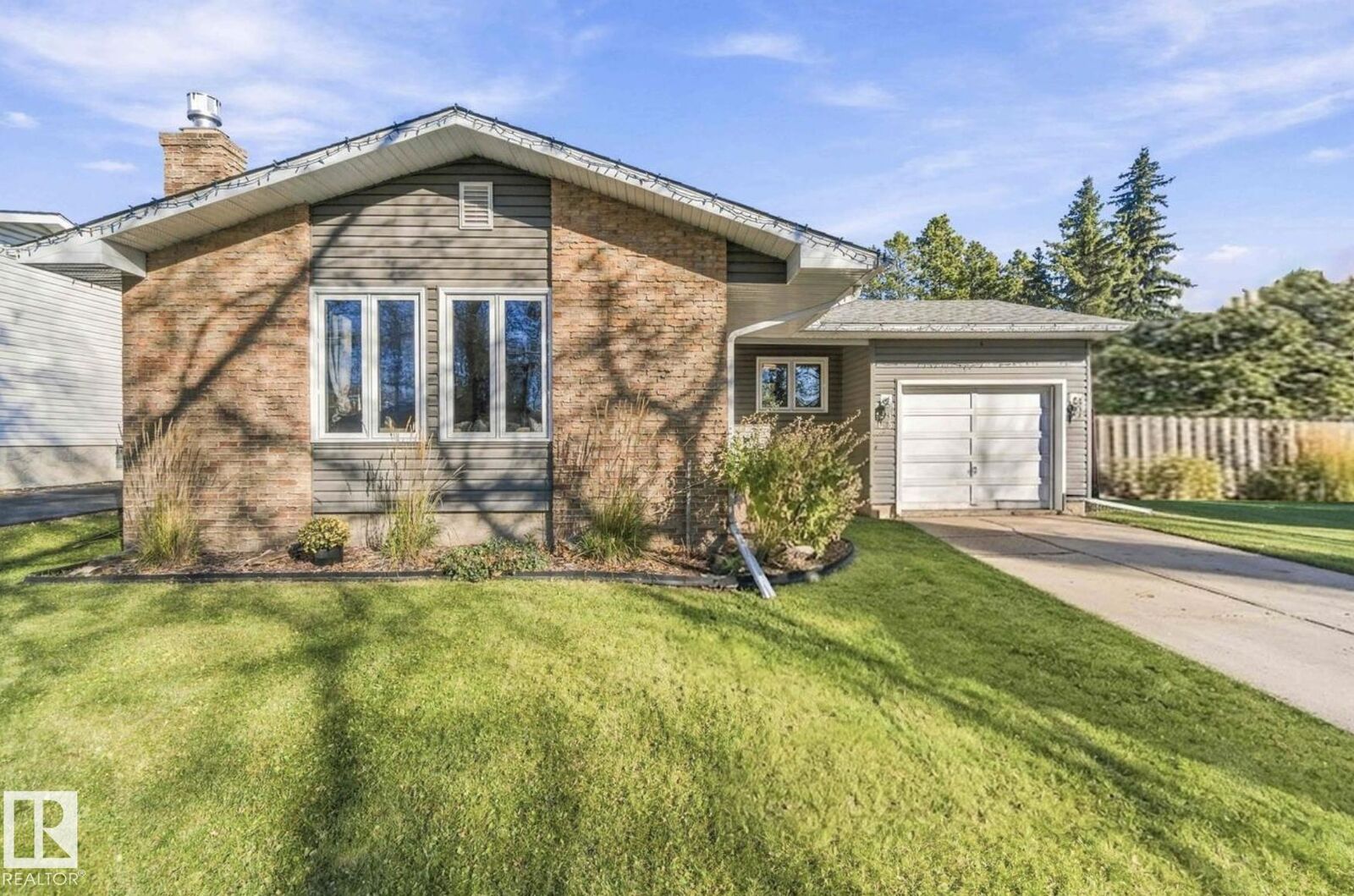 Property Photo: 65 Fawcett Crescent AB T8N 1W3