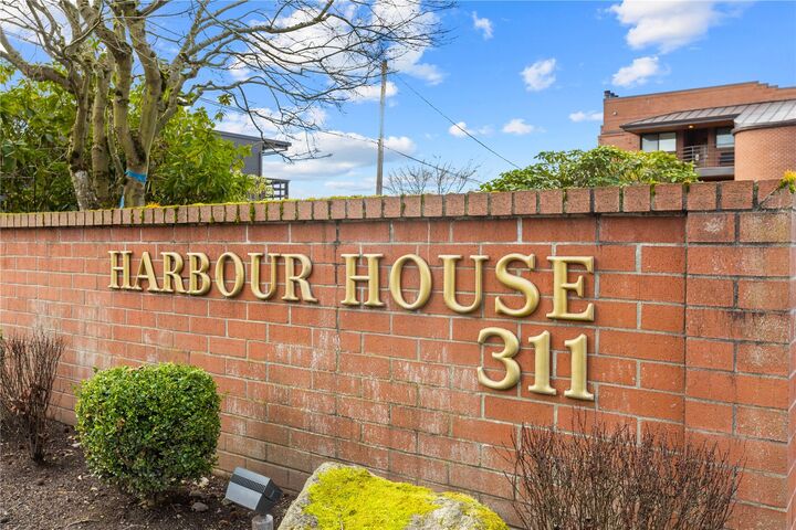 Property Photo:  311  2nd Street S 101  WA 98033 