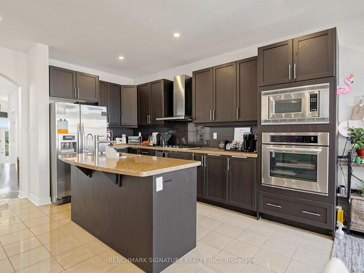 Property Photo:  63 Yakefarm Boulevard  ON L4A 0V4 