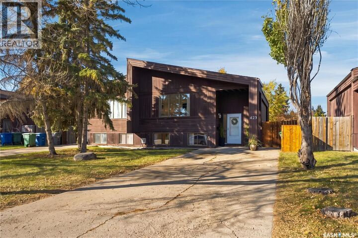 Property Photo:  423 Russell Road  SK S7K 7A8 
