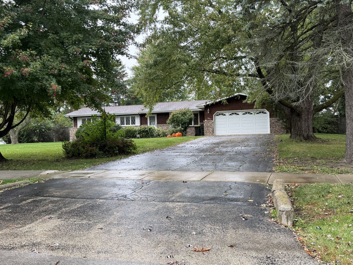 Property Photo: 1634 Indian Hill Drive IL 60172