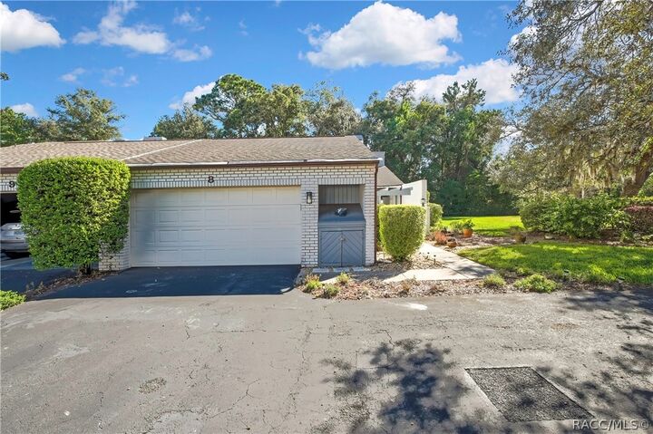 Property Photo:  8 Pinewood Gardens  FL 34446 