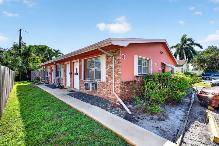 Property Photo: 2420 SW 18th Terrace 1 FL 33315