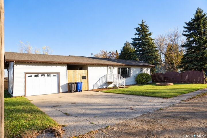 Property Photo:  412 2nd Street N  SK S0K 4P0 