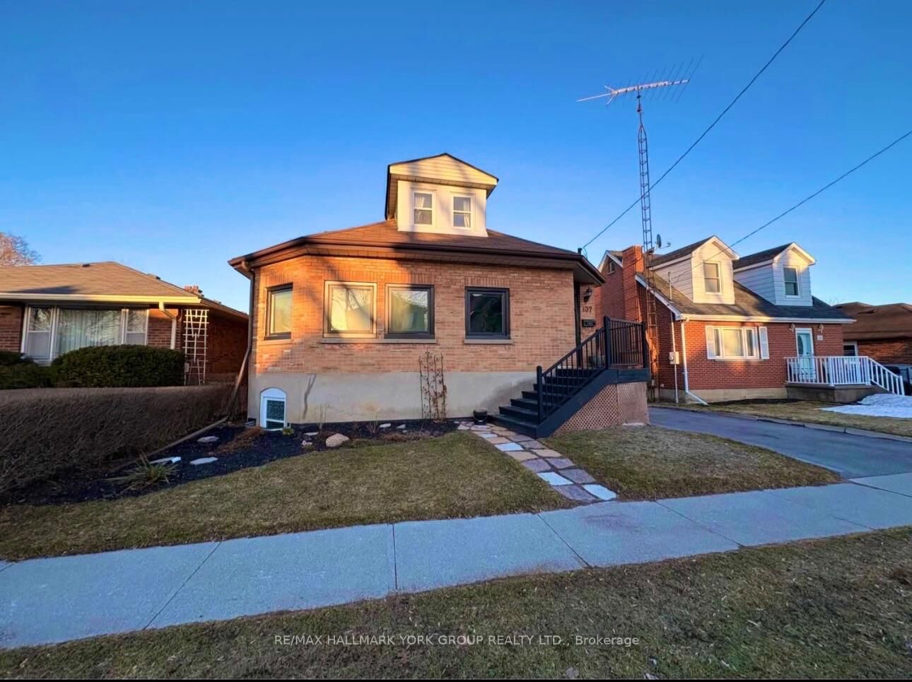 Property Photo:  137 Rosehill Boulevard Upper  ON L1J 5G8 