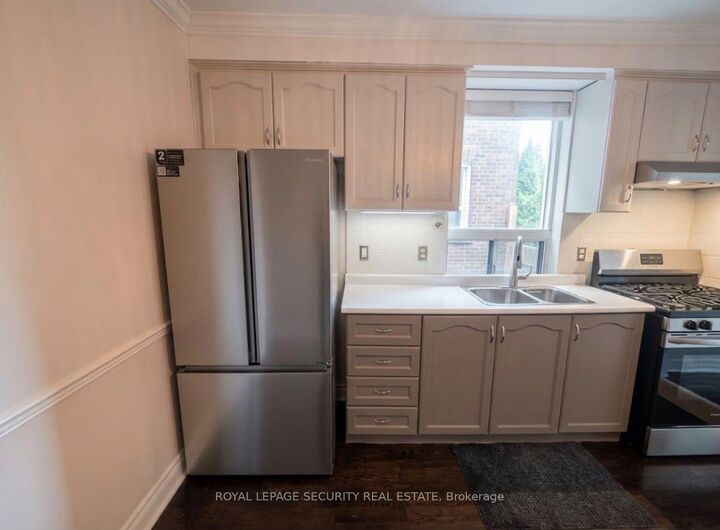 Property Photo:  380 Crawford Street Main Floor  ON M6J 2V9 