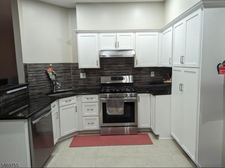 Property Photo:  3 Betts Trl  NJ 08807 