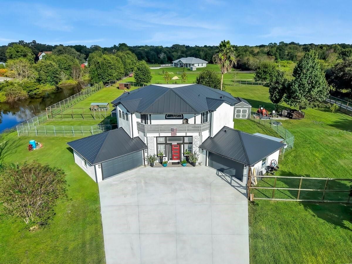 Property Photo: 3810 Barton Country Trail FL 33565