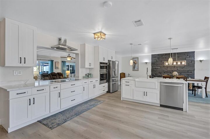 Property Photo:  563 Lewis Boulevard SE  FL 33705 