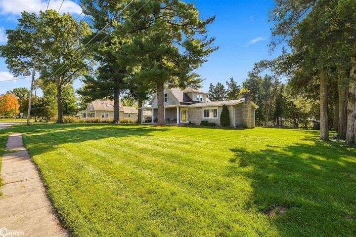 Property Photo:  2747 Sunnyside Avenue  IA 52601 