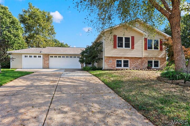 Property Photo:  910 Summer Leaf Drive  MO 63376 