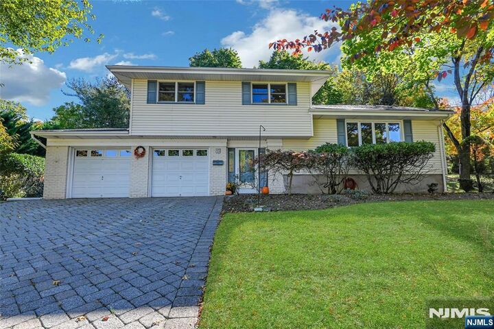 Property Photo:  15 Windsor Court  NJ 07648 
