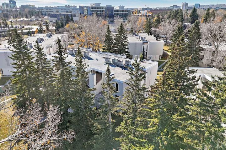 Property Photo:  3500 Varsity Drive NW 201  AB T2L 1Y3 