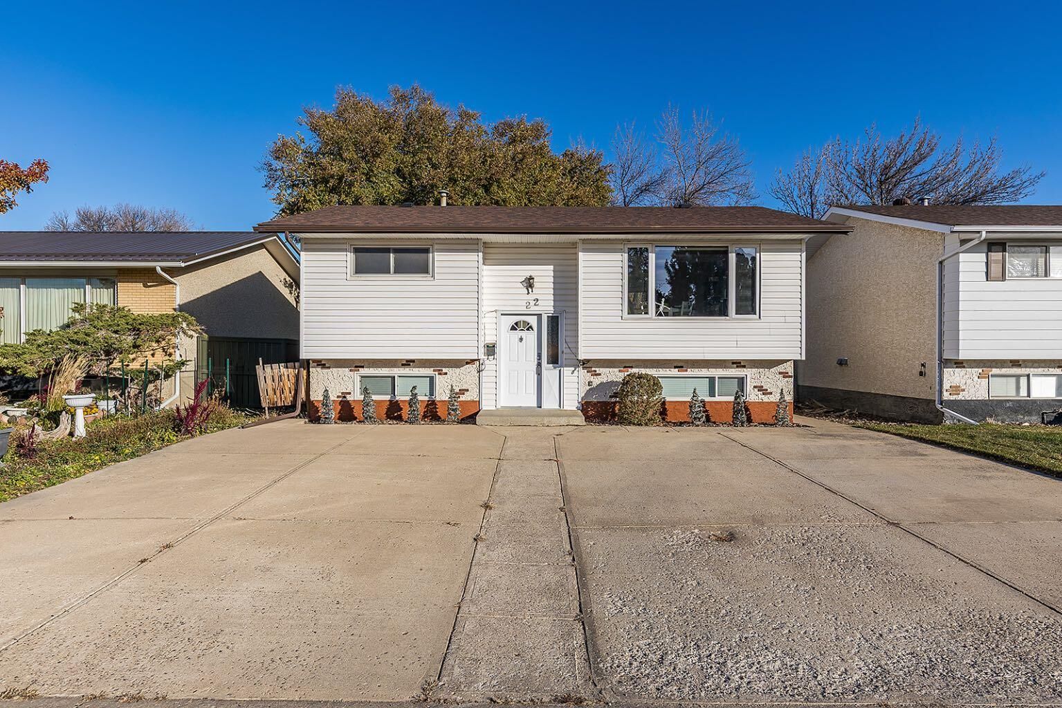 Property Photo:  22 Hamilton Court NE  AB T1C 1J2 