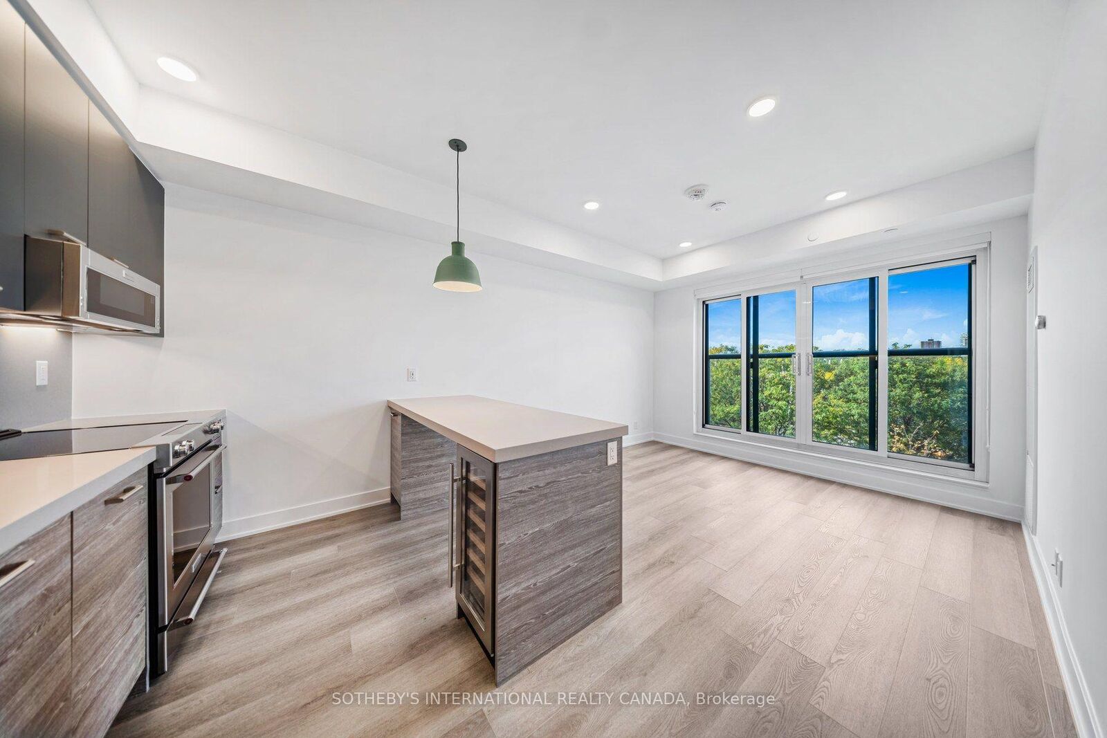 Property Photo: 484 Spadina Avenue 315 ON M5S 0E4
