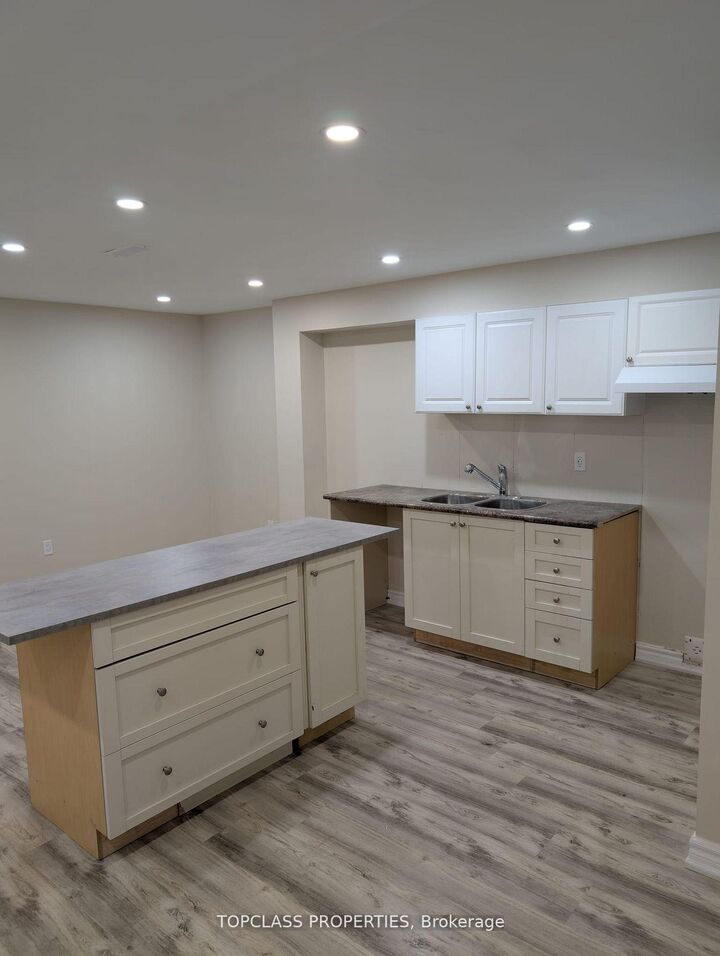 Property Photo:  76 Samandria Avenue  ON L1R 3G5 