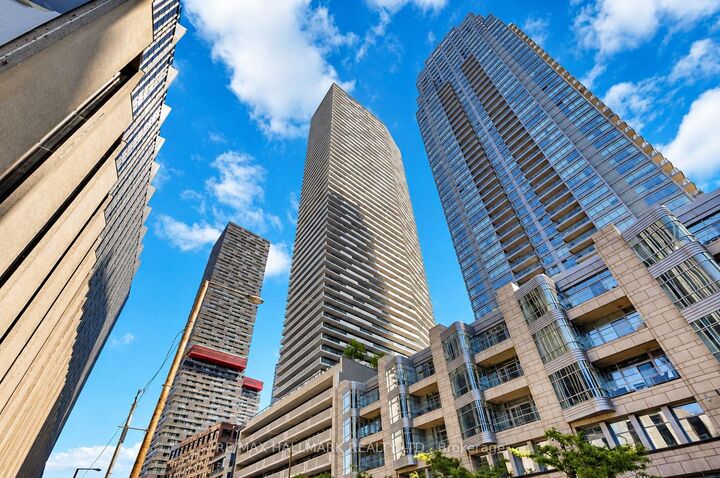 Property Photo:  2221 Yonge Street 4009  ON M4S 0B8 