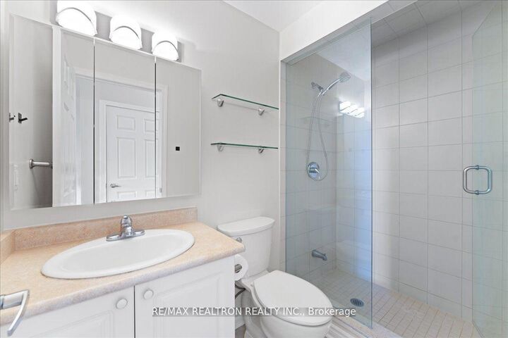 Property Photo:  15450 Yonge Street 304  ON L4G 0K1 