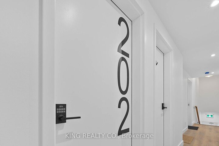 Property Photo:  2219 Dundas Street W 202  ON M6R 1X6 