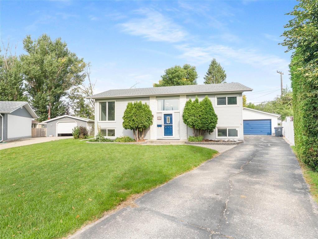 Property Photo:  33 Parade Drive  MB R2C 0S3 