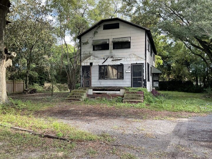 Property Photo:  914 1/2 Duke St.  SC 29440 