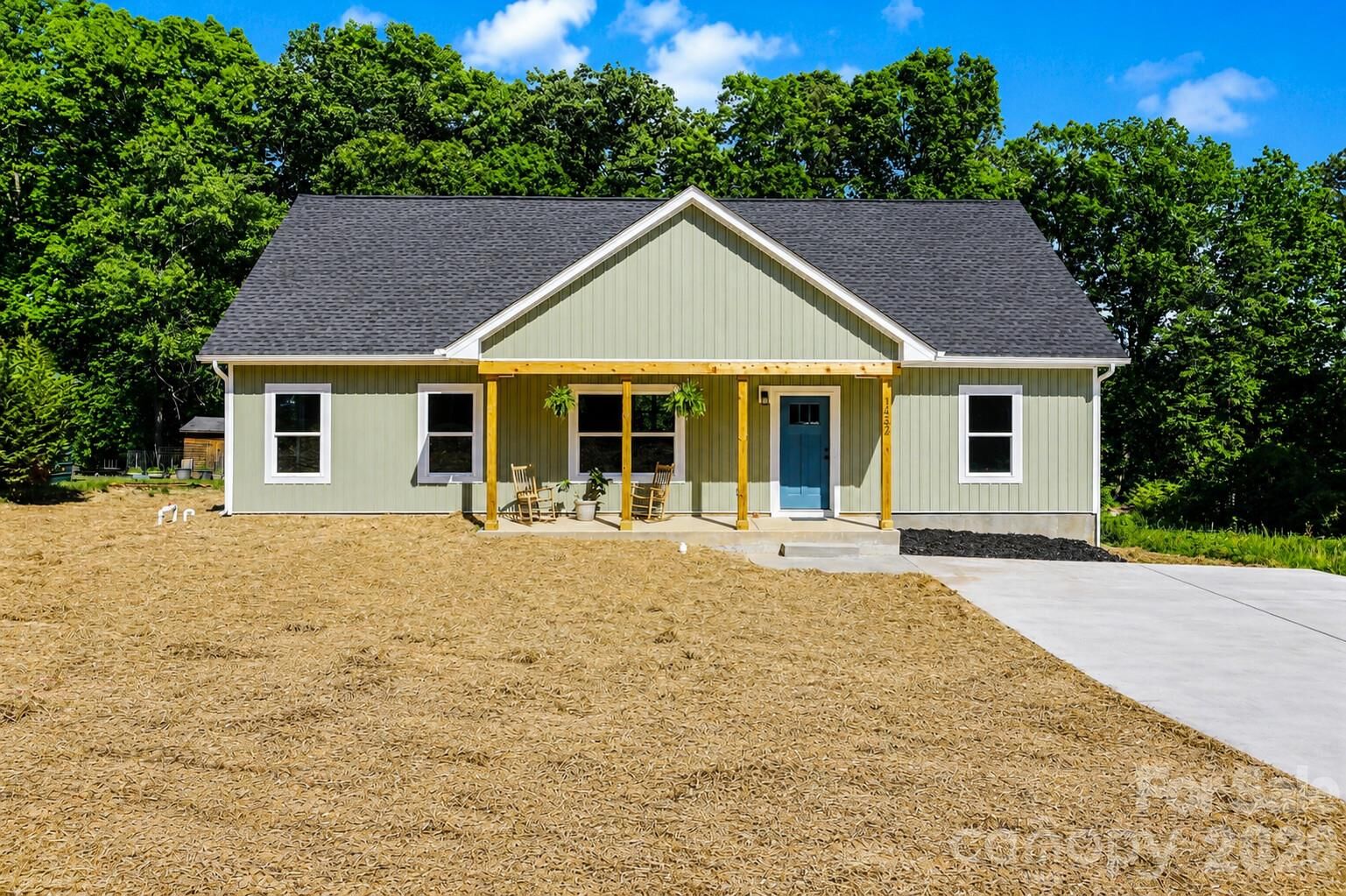 Property Photo:  1452 Robinwood Road  NC 28054 