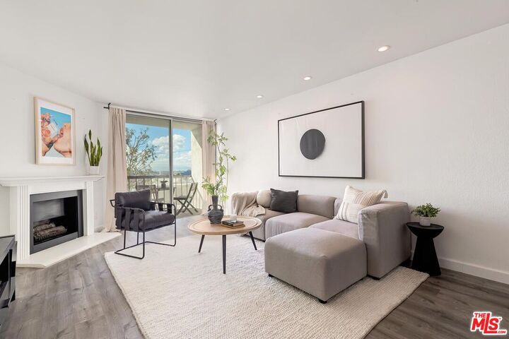 Property Photo: 8530 Holloway Dr, Unit 422 CA 90069