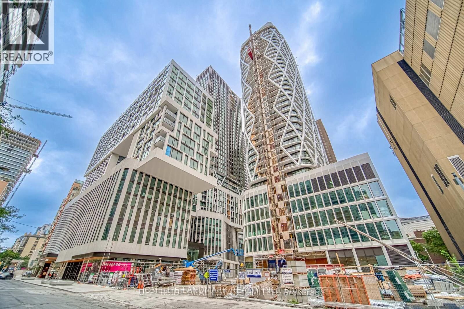 Property Photo:  238 Simcoe Street 2408  ON M5T 0B8 