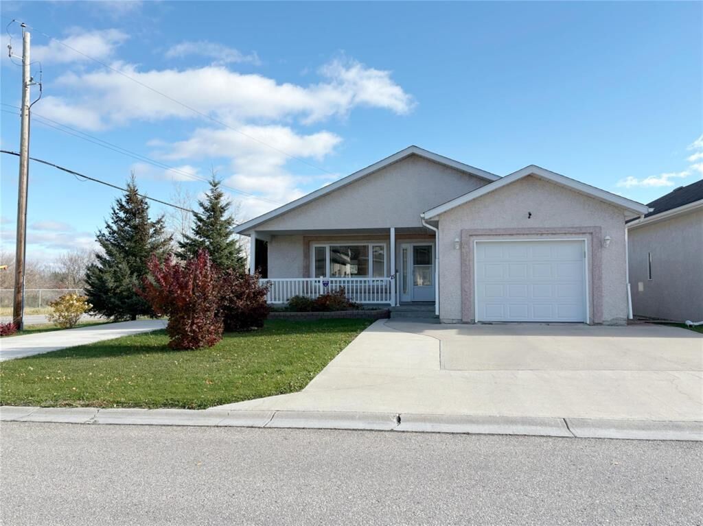 Property Photo: 15 Burr Oak Way MB R0E 0C0