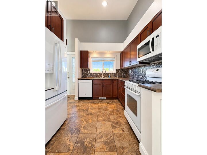 Property Photo: 819 Lahakas Boulevard 5 BC V8C 1V1