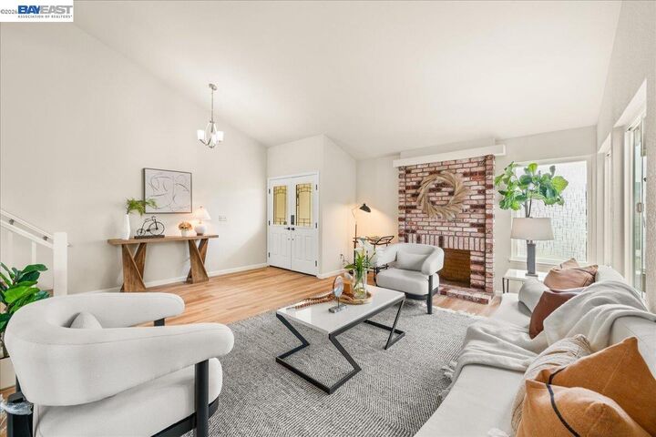 Property Photo: 4 Woodview Ct CA 94582