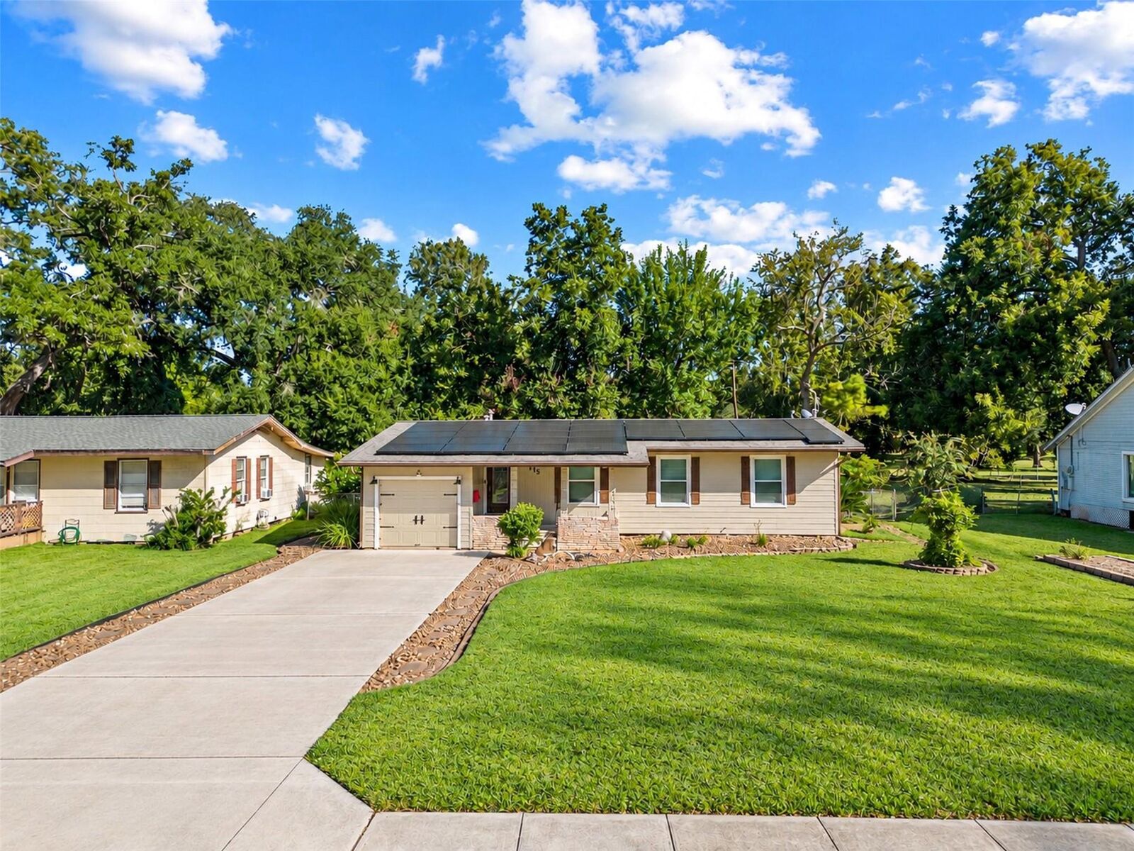 Property Photo: 115 Camellia Street TX 77566
