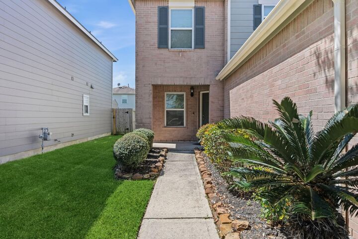 Property Photo: 6615 E Green Pear Lane TX 77049