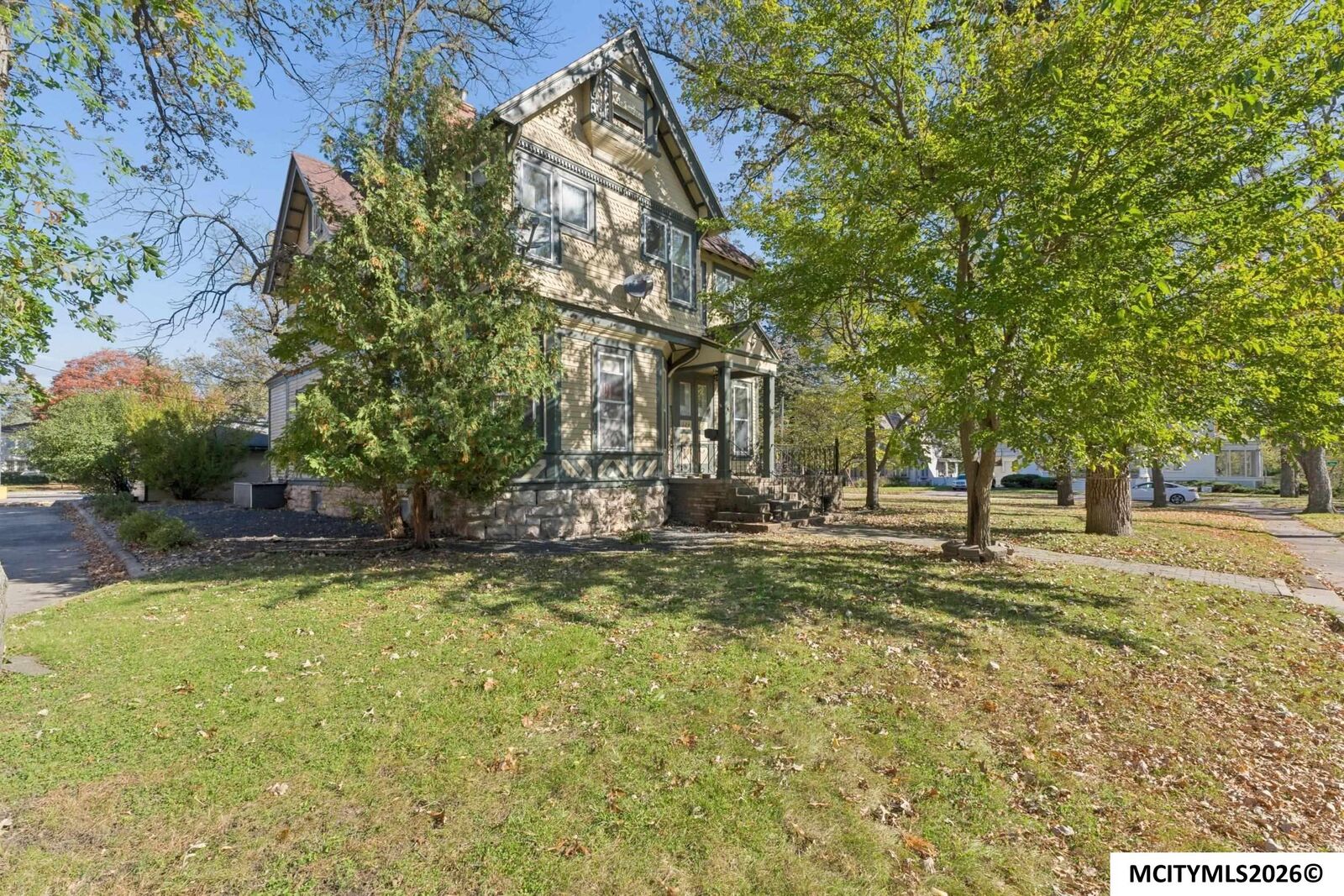 Property Photo:  324 2nd St SE  IA 50401 