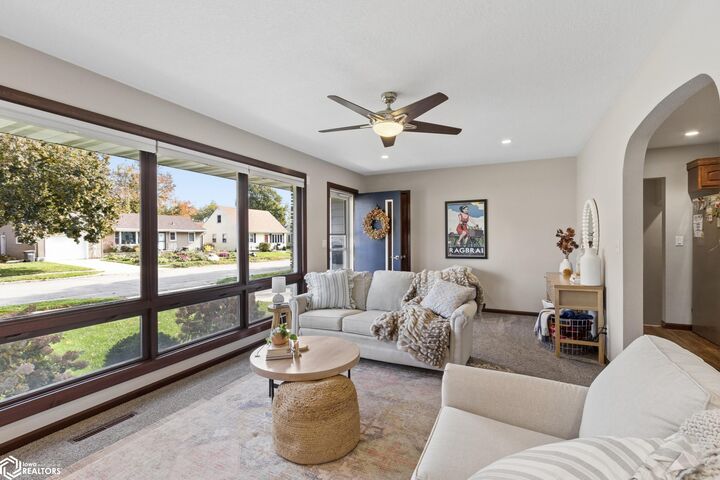Property Photo: 1308 N Hampshire Avenue IA 50401