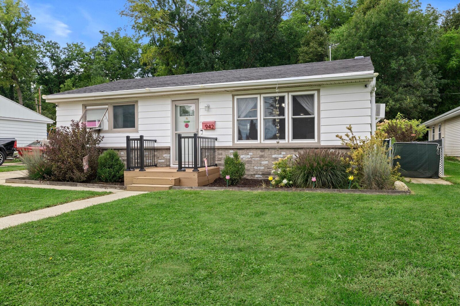 Property Photo:  942 Carey St  WI 53147 