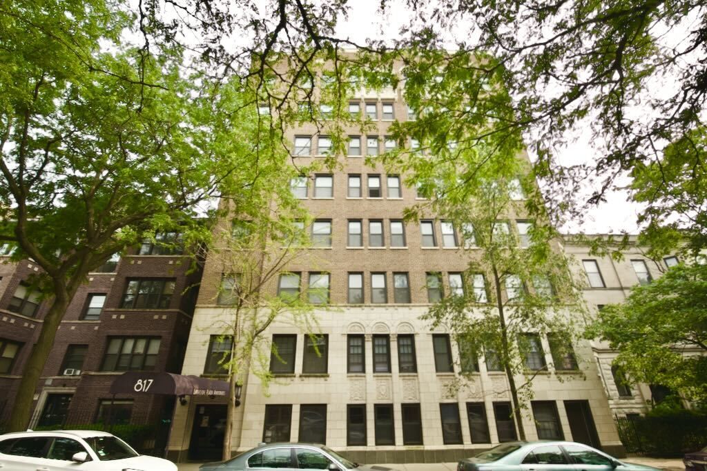 Property Photo:  817 W Lakeside Place 202  IL 60640 