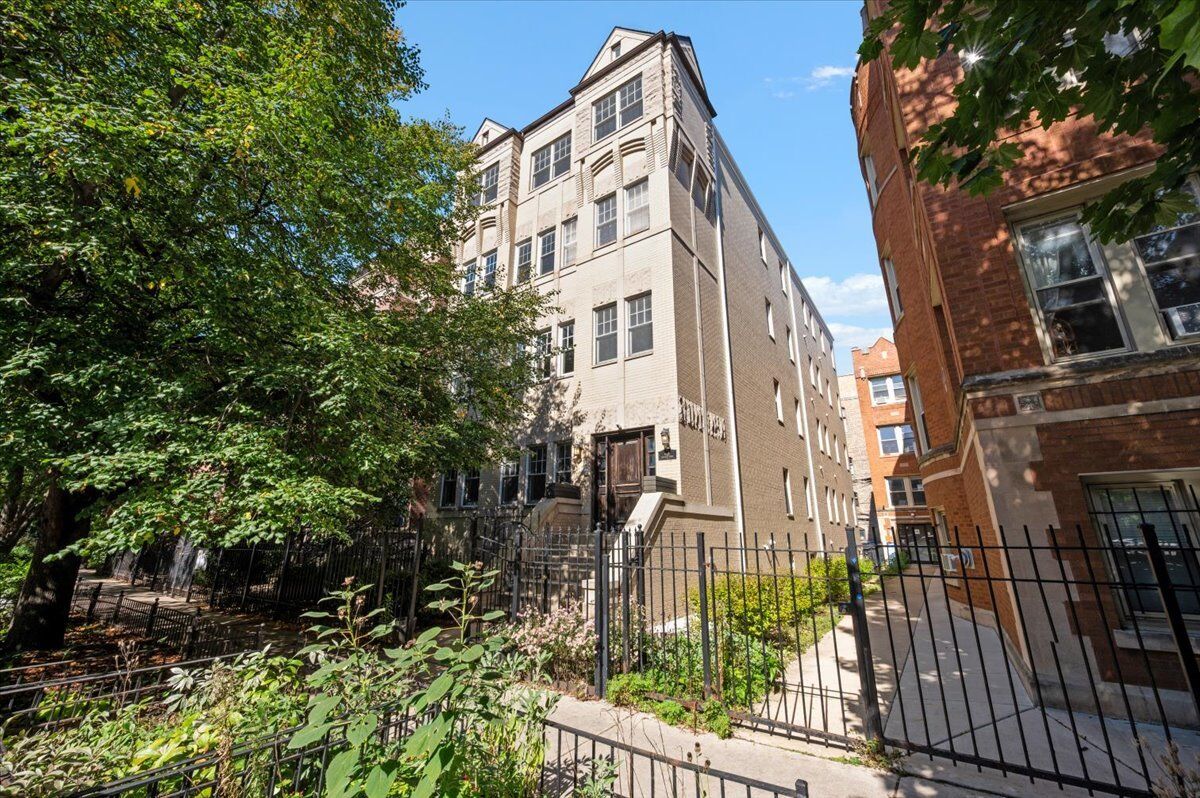 Property Photo:  618 W Oakdale Avenue 5  IL 60657 