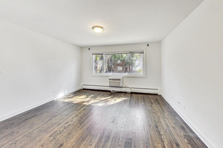 Property Photo: 6000 N Winthrop Avenue 203 IL 60660