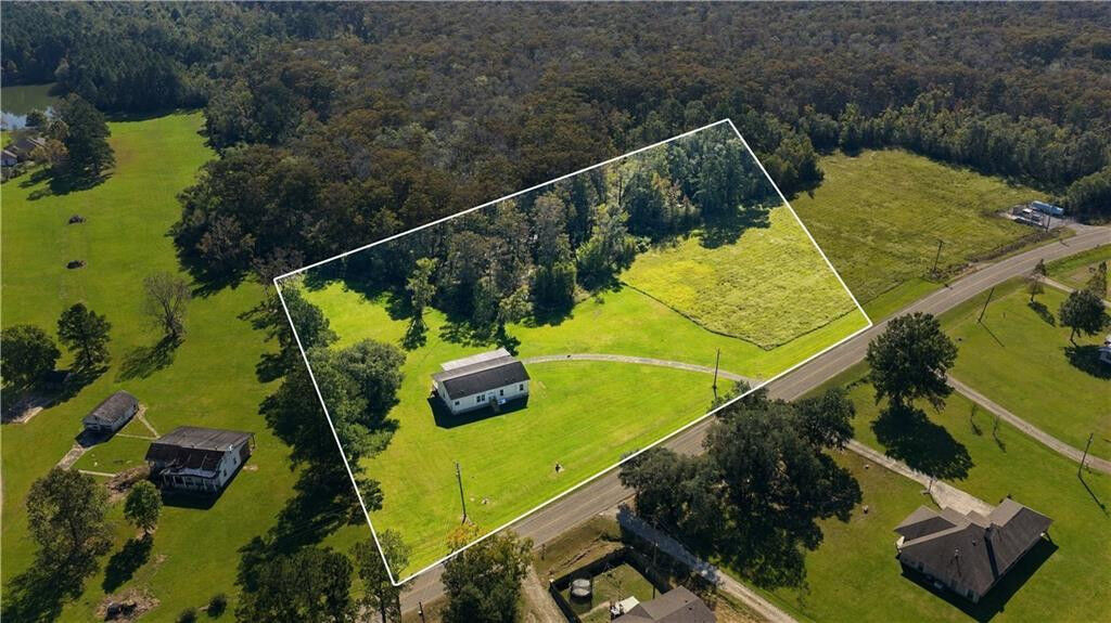 Property Photo:  21960 La Highway 22 Highway  LA 70449 