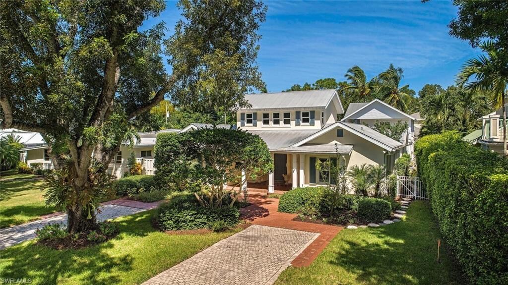 Property Photo:  369 2nd Ave N  FL 34102 
