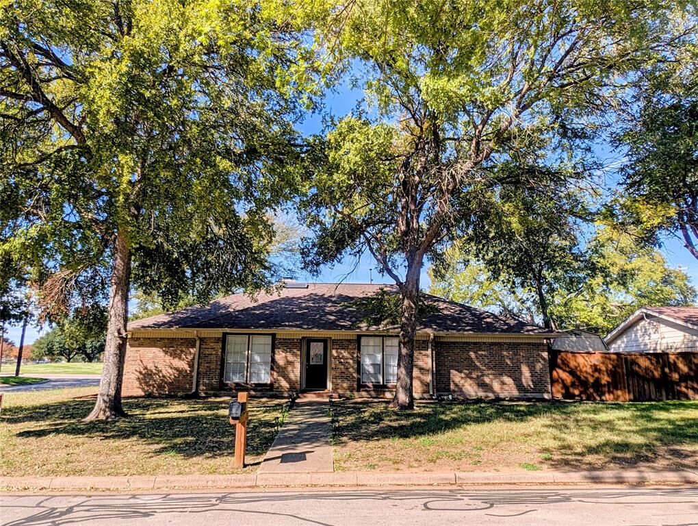 Property Photo:  2100 Arlena Drive  TX 76012 