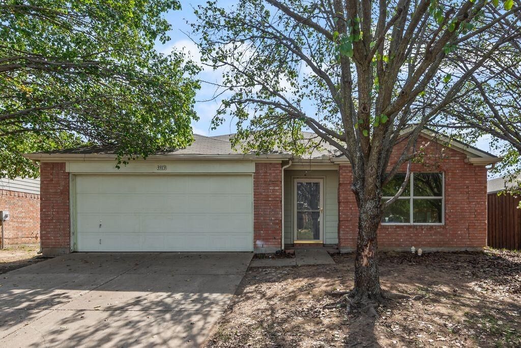 Property Photo: 3913 Tuscany Court TX 76226