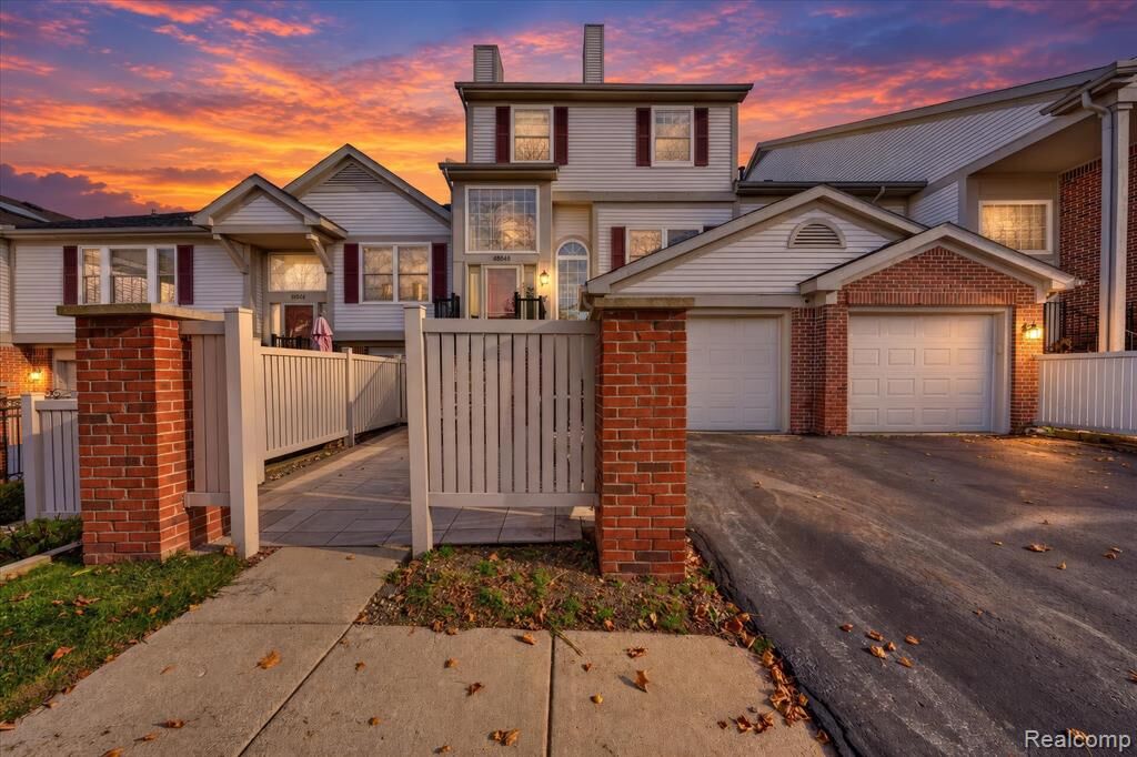 Property Photo: 49846 Pointe Crossing MI 48170