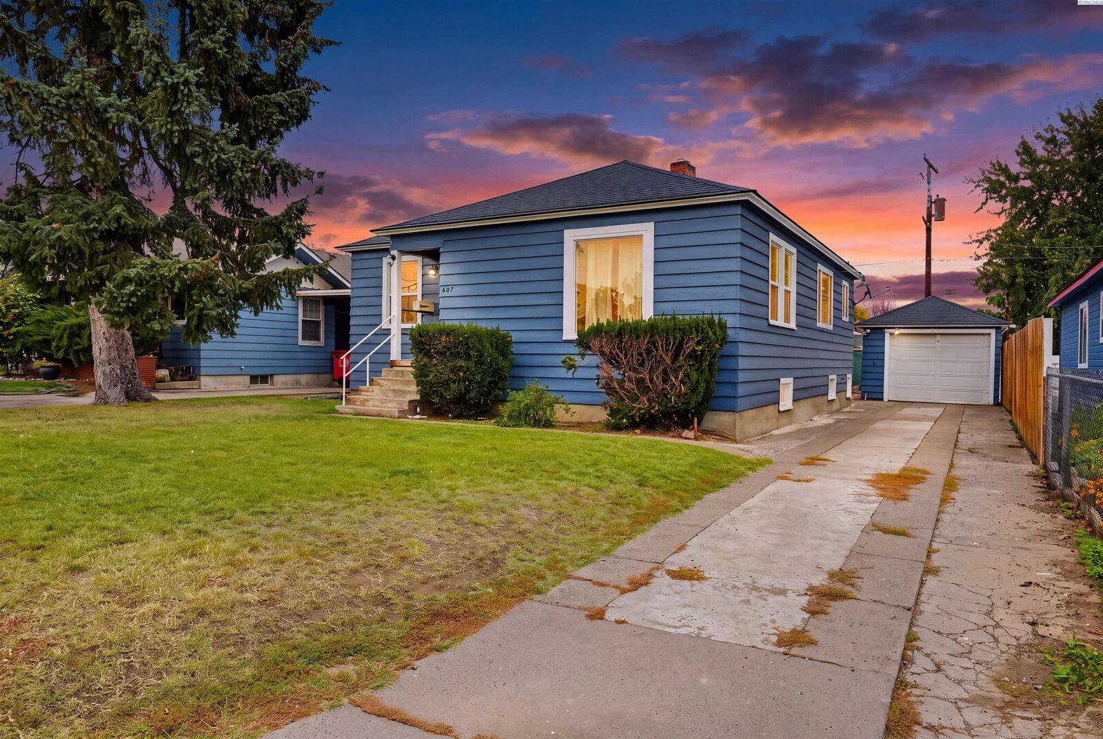 Property Photo: 607 S Tieton Ave WA 98951