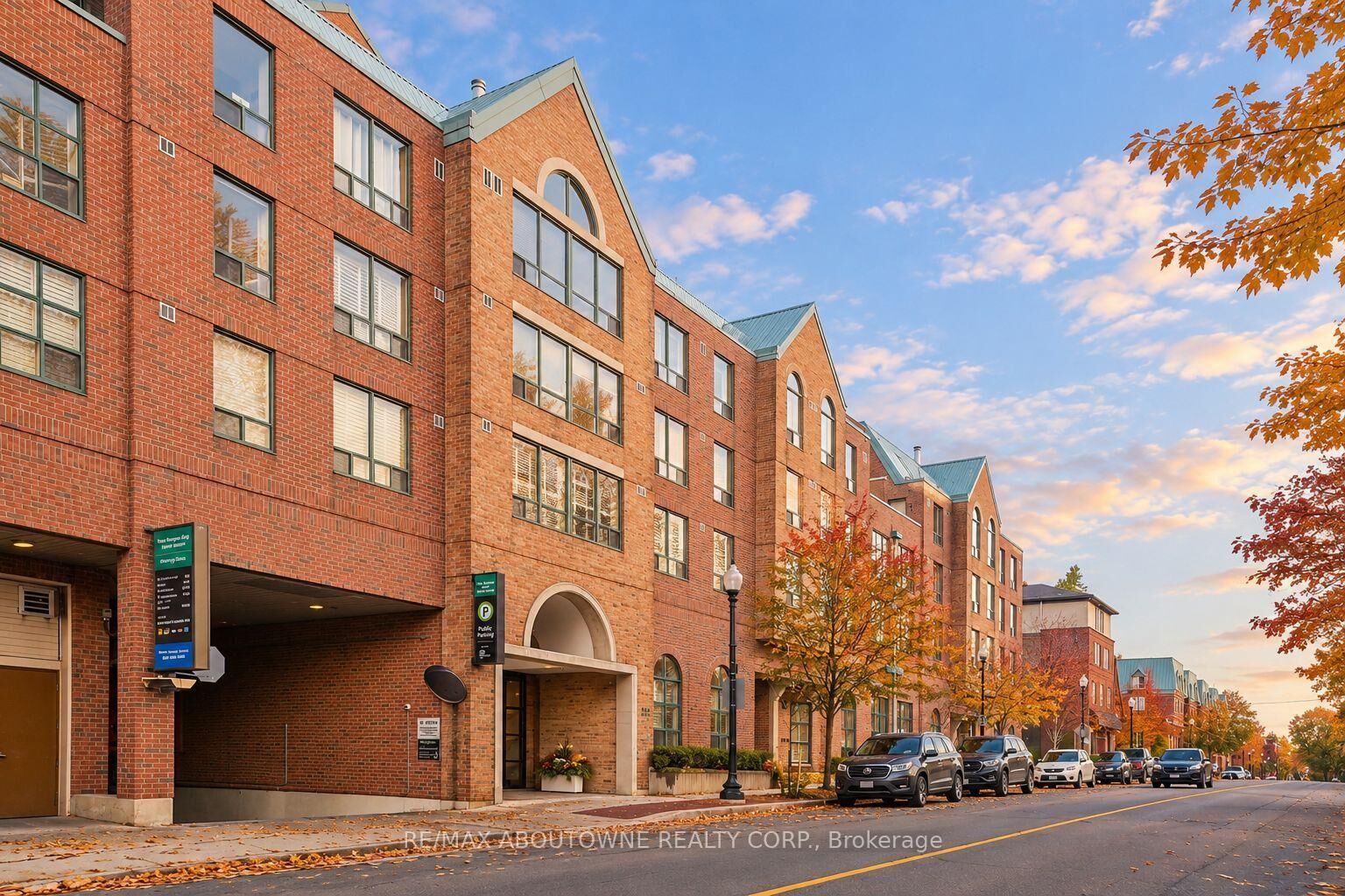 Property Photo: 221 Robinson Street 215 ON L6J 7N9