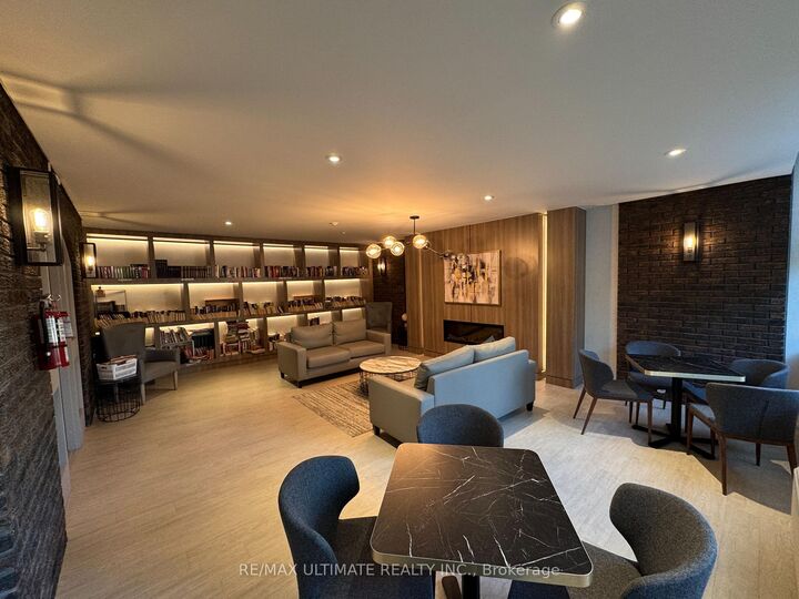 Property Photo:  966 Inverhouse Drive 1004  ON L5J 4B6 