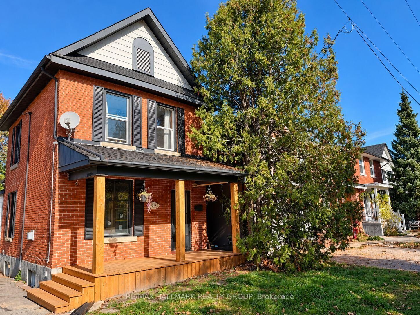 Property Photo: 307 Duncairn Avenue ON K1Z 7H1